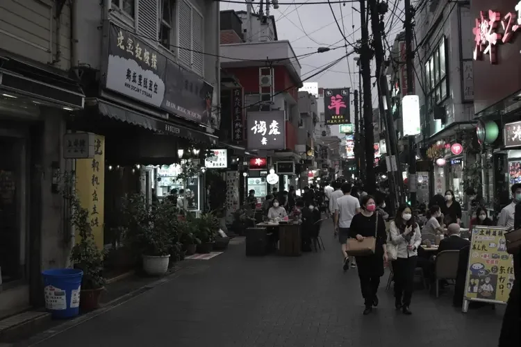 达人情报 - 美食达人「橙子酱」深夜直播试吃新店，评论区被求地址刷屏